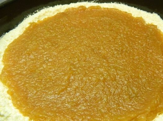 1. Этап. Пирог с яблочным джемом: 8. Выложите начинку в том количестве, которое вам по душе. Лучше оставить немного пустого места по краям: тогда пирог с яблочным джемом в домашних условиях будет с хрустящим краешком.