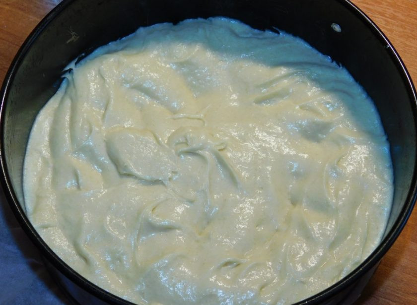 1. Этап. Венский пирог с яблоками: Готовое тесто выложите в форму для выпечки (18см).