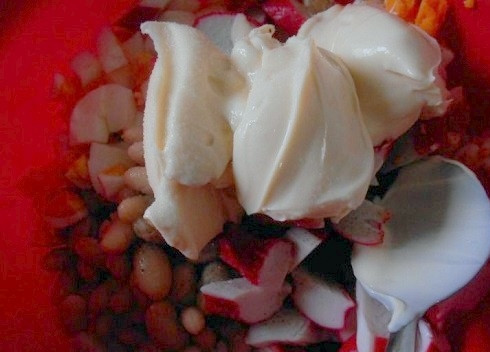 1. Этап. Салат с рисом и крабовыми палочками: Добавляем соль, перец и майонез. Размешиваем.