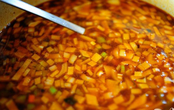 1. Этап. Итальянский суп с фрикадельками: По истечении этого времени бросить овощи (все кроме капусты) в кастрюлю. Готовить еще 15 минут.