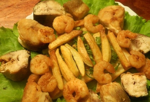 1. Этап. Крымская закуска Баркас: Раскладываем кусочки скумбрии, креветки. Не лишним на этой тарелке был бы замаринованный лук :)