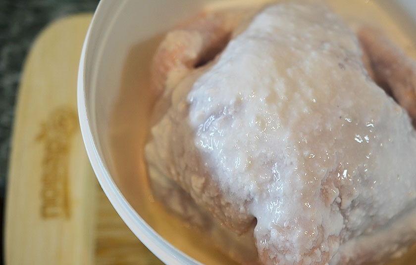 1. Этап. Курочка фри целиком: 2.Смешайте молоко, пахту, чеснок и паприку. Залейте курицу и оставьте мариноваться 12 часов.