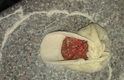 1. Этап. Хычины с мясом: 3. Начинаем заворачивать кверху края, формируя тем самым наши хычины. Вверху защипываем тесто, приминаем его и немного раскатываем, чтобы получилась лепешка с начинкой внутри. По этому рецепту получается около 10 штук.