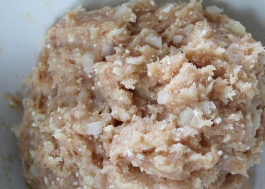 1. Этап. Котлеты с творогом: 3. К куриному фаршу выкладываем творог и лук. Солим и перчим. Можно добавить мелко нарезанную зелень и какие-либо специи на собственное усмотрение. Тщательно перемешиваем все ингредиенты до получения однородной массы.