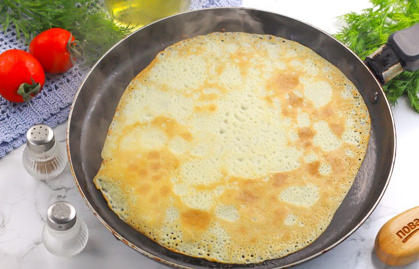 1. Этап. Блины с начинкой из баклажанов: Разогрейте сковороду и смажьте в первый раз растительным маслом. Вылейте половину половника теста, округлите и испеките блин с каждой стороны по 1-2 минуты. Таким образом испеките все блины и дайте им слегка остыть.