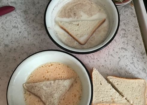 1. Этап. Испанские сладкие тосты: 4. Обмакните порезанные на пополам кусочки хлеба для тостов сначала в молочную смесь, а затем в яйцо. ( можно смешать вместе яйцо с молоком)