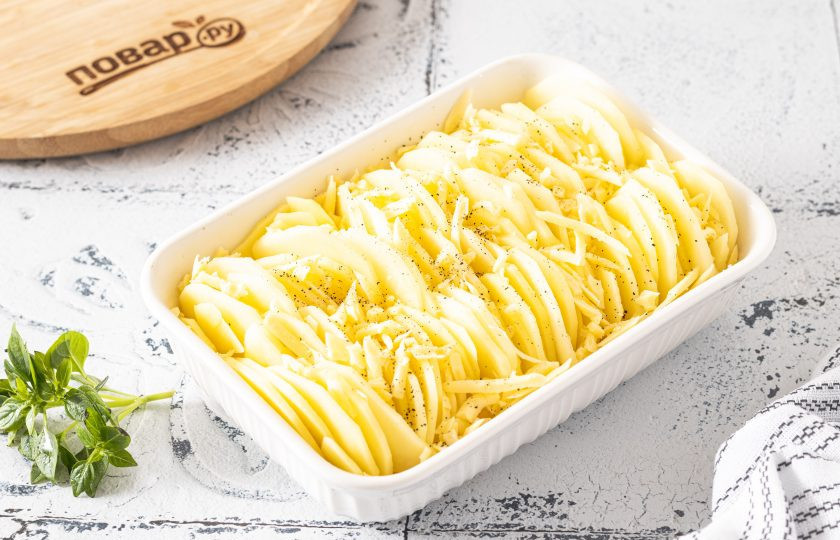 1. Этап. Гратен на кокосовом молоке: Посолите, поперчите и посыпьте тертым сыром.