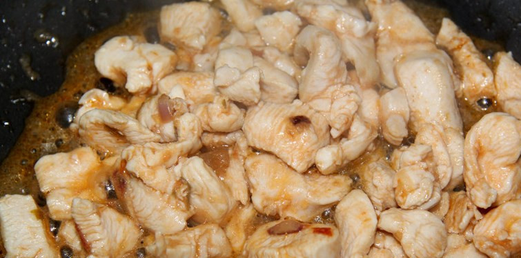1. Этап. Штрудель с курицей и грибами: Обжариваем курочку до готовности.