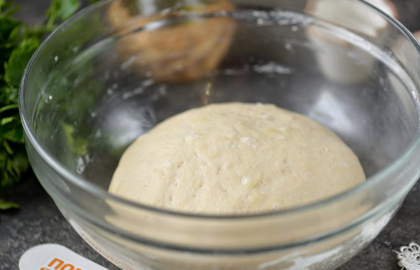 1. Этап. Пицца с горгонзолой: Подошедшее тесто нужно хорошо обмять. Разделите его на две одинаковые части.