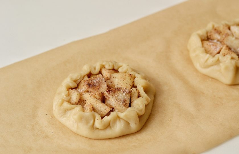 1. Этап. Постные галеты: Защипните края к центру. Выпекайте галеты в разогретой до 190 градусов духовке 35-40 минут.