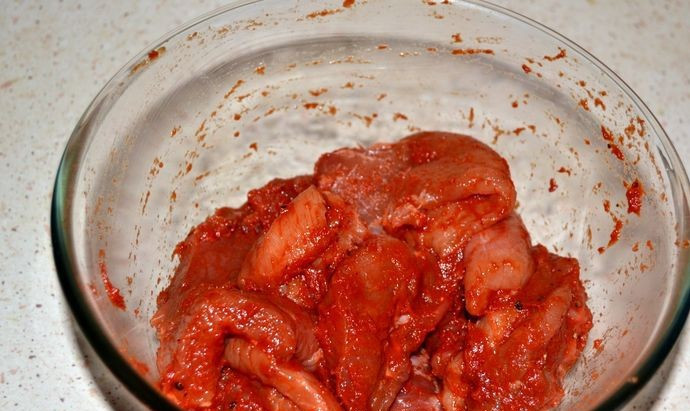 1. Этап. Мясо на шпажках в духовке: Все тщательно перемешиваем так, чтобы каждый кусочек мяса был в соусе.