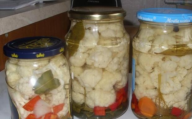 1. Этап. Цветная капуста консервированная: Слить кипяток, залить кипящим маринадом из воды, соли и сахара. В каждую банку добавить уксус. Закатать. Охладить банки в перевернутом, укутанном виде.