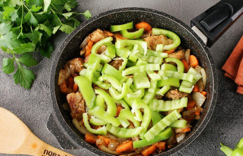 1. Этап. Тушёная капуста с мясом в кастрюле: Когда овощи станут мягкими, добавьте нарезанный небольшой соломкой болгарский перец.