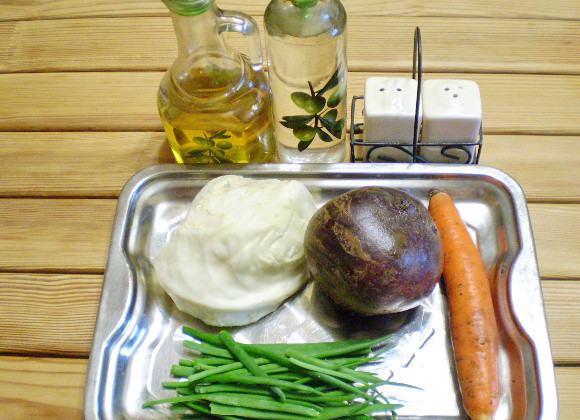 1. Этап. Салат Цветной: 1. Приготовим продукты для салата. Все овощи вымыть и очистить от кожуры.