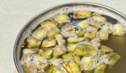 1. Этап. Вегетарианский суп-пюре из чечевицы: Из кастрюли, где варится чечевица, вынуть лавровый лист и добавить баклажаны. Варить 5 минут.