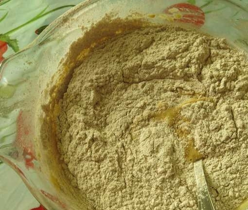 1. Этап. Выпечка из молочной сыворотки: 1. Сыворотку подогреваем и в 100 мл разводим дрожжи, добавляем сахар и ложку муки. Вливаем остальную сыворотку, вбиваем яйца, добавляем муку и соль, делаем замес. Оставляем тесто часа на полтора, чтобы оно увеличилось в два раза.