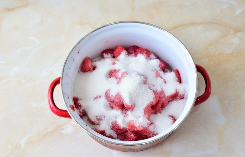1. Этап. Варенье из клубники с кукурузным крахмалом: Если ягоды крупные, то нарежьте их на кусочки. Мелкие ягоды можно оставить целиком или разрезать пополам. Засыпьте ягоды сахаром и оставьте постоять на 2-3 часа, чтобы они пустили сок.