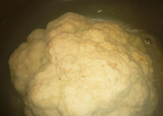 1. Этап. Цветная капуста, запеченная в духовке целиком: Кипятим воду в кастрюле и опускаем в нее капусту. Варим 10 минут.