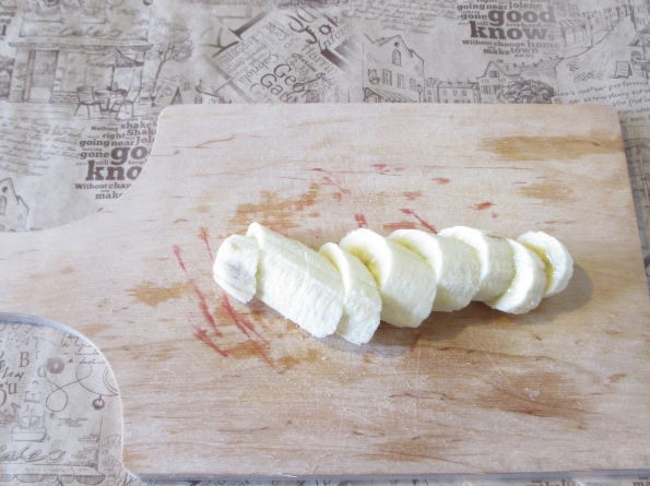 1. Этап. Смузи из слив, банана и яблока: Банан почистите и порежьте кружочками.