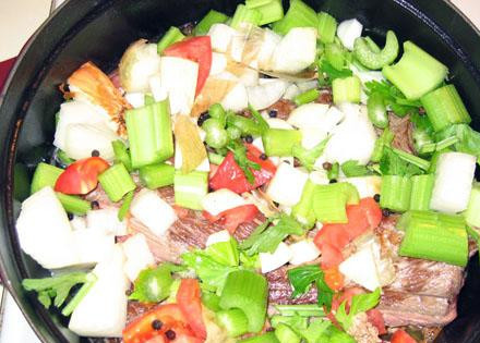 1. Этап. Тушеные ребрышки с соусом Терияки: Тушите ребрышки около двух с половиной часов. Поворачивайте ребра каждые 45 минут.