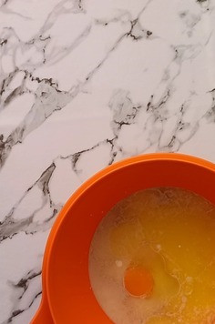 1. Этап. Отрывной пирог с творогом: Приготовить тесто. Перемешать теплое молоко с сахаром, дрожжами, яйцом, солью, растопленным сливочным маслом.