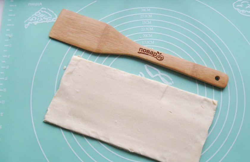 1. Этап. Фруктовые пирожки: 6. Слоеное тесто разморозьте и немного раскатайте.