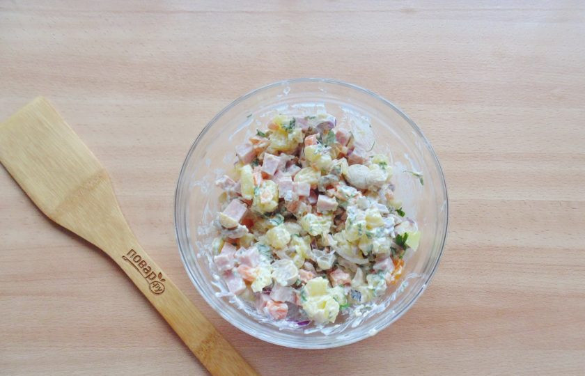 1. Этап. Салат с бужениной и грибами: Добавьте нарезанную петрушку. Перемешайте все ингредиенты салата.