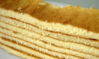 1. Этап. Торт Интрига: 3. Перелив тесто в круглую форму выпекаем около 20 минут на среднем огне. Затем остывший корж разрезаем на несколько частей (у меня обычно выходит до 7).