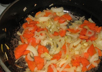 1. Этап. Рагу по-венгерски: Обжарьте лук и морковь на сковороде.