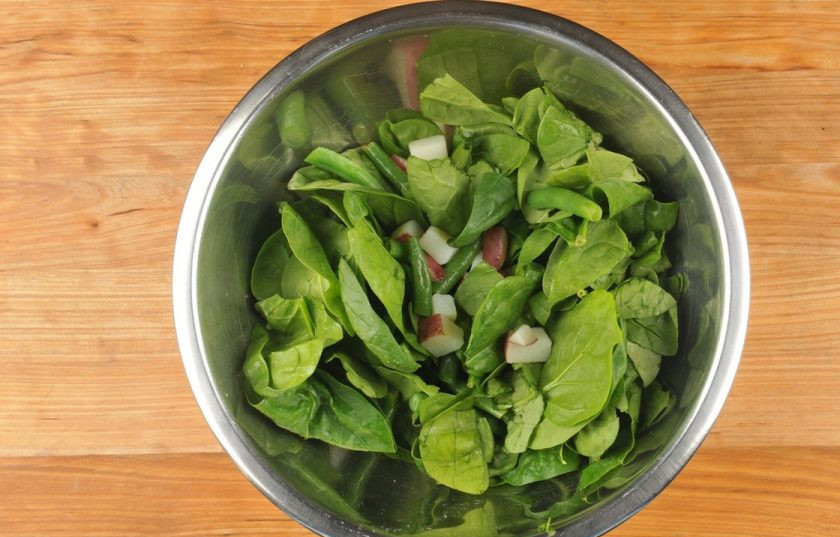 1. Этап. Жареная форель с гарниром: 5. Теперь сделайте тёплый салат. Смешайте шпинат с фасолью, картофелем, соком лимона, маслом, солью, чесноком и перцем.