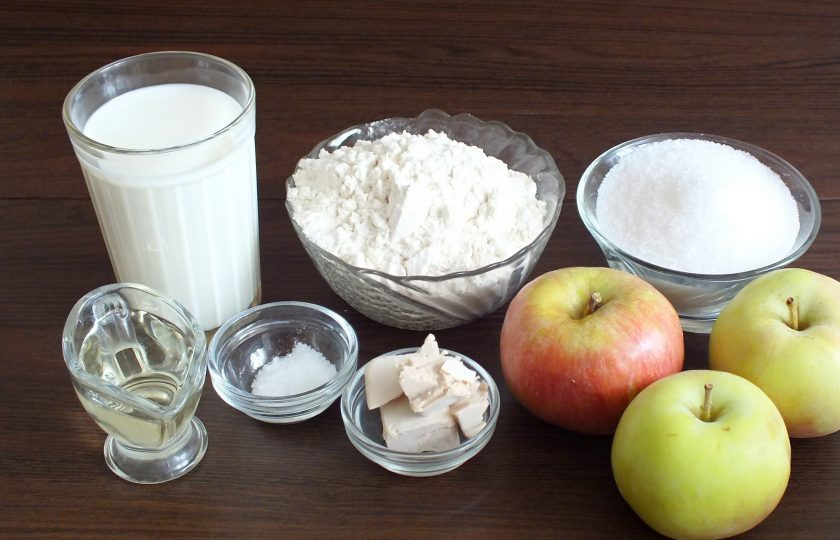 1. Этап. Пирог Хризантема с яблоками: Подготовьте необходимые ингредиенты.