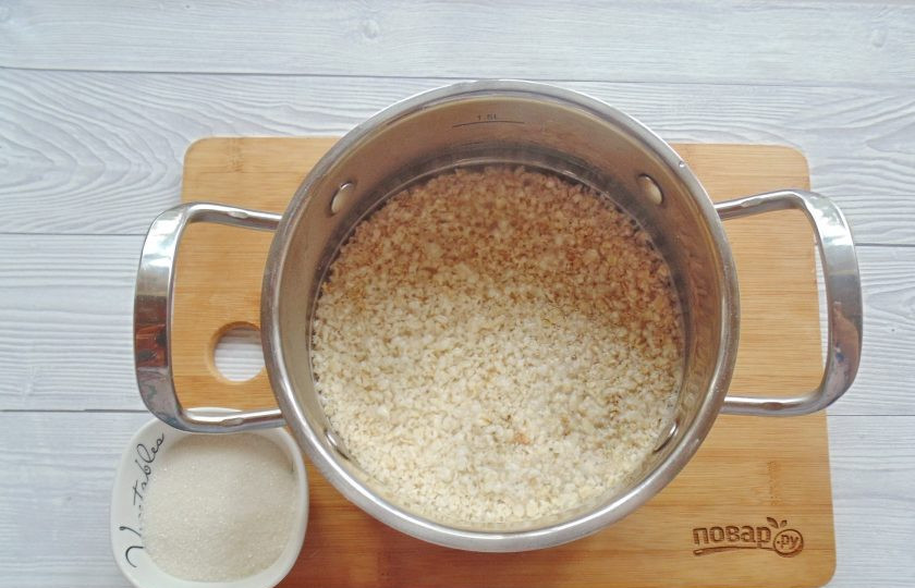 1. Этап. Жидкая овсянка на воде: А также сахар по вкусу. Его можно не класть, а заменить фруктами или сухофруктами.