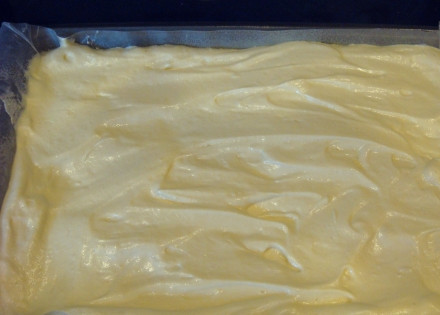 1. Этап. Бисквитные рулеты с начинкой: 3. Подготовьте противень, который застелите пергаментом и при желании смажьте сливочным маслом. Кстати, в рецепте приготовления бисквитных рулетов с начинкой можно использовать также какао или ореховую муку (миндальную, например). Будет очень классно. Выложите тесто на противень, отправьте в разогретую до 180 градусов духовку.