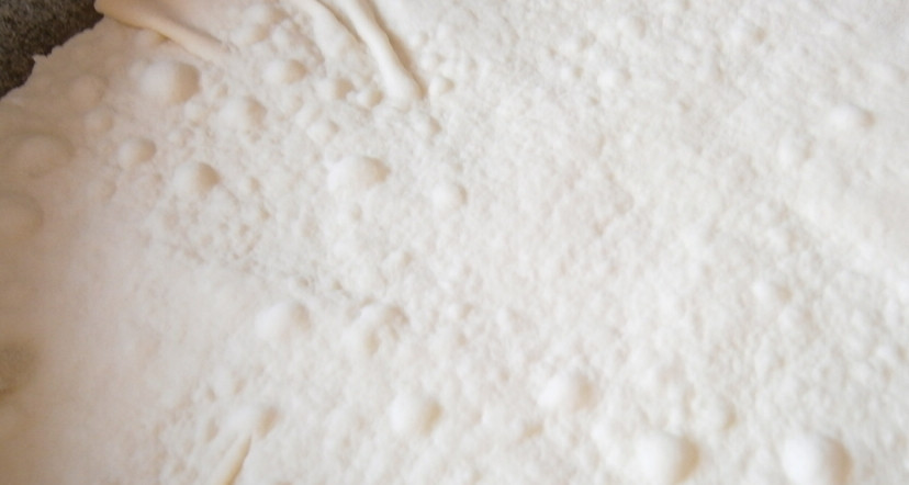 1. Этап. Торт на сковороде со сгущенкой: Выкладываем на сковородку разогретую, масла можно лишь чуточку добавить. Обжариваем с двух сторон.