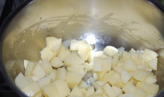 1. Этап. Вкусный суп-пюре: Добавьте картофель, нарезанный мелкими кубиками, и обжаривайте все вместе 2 минуты.