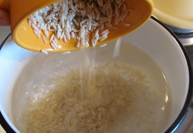 1. Этап. Брага на рисе: 1. Возьмите большую кастрюлю. Влейте воду из расчета: на 3 кг риса 6 литров воды. Варите практически до готовности на медленном огне. Теперь добавьте солод. Размешайте. Снимите с огня. В тепле дайте настояться 12 часов. Снова поставьте на огонь. Подогрейте до 30 градусов.