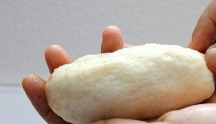 1. Этап. Оригинальная закуска из картофеля: 7. Хлебом плотно оберните начинку, формируя вот такие брусочки. Прижимайте руками, это очень просто.