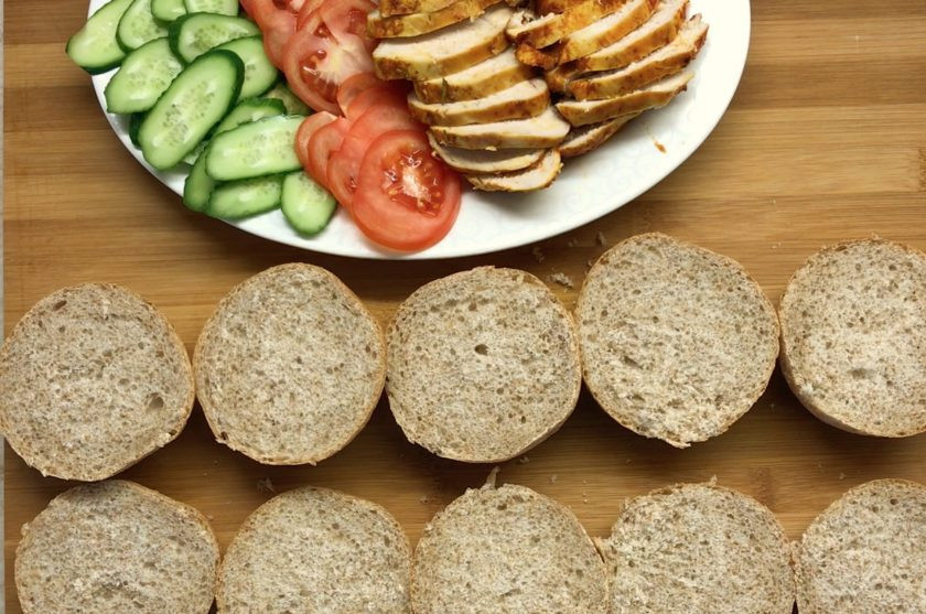 1. Этап. Бургер с курочкой: Нарежьте помидор, огурец и лук. Булочки нарежьте пополам.