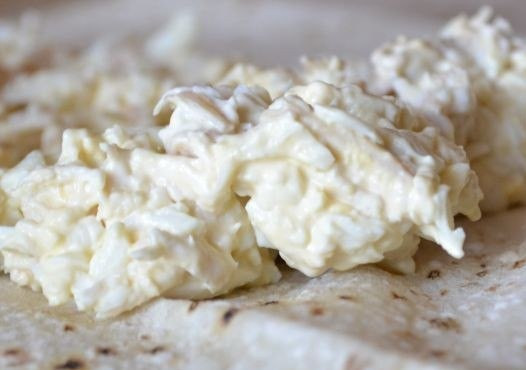 1. Этап. Рулеты из лаваша с курицей и плавленым сырком: Начинку равномерно распределите по лавашу.