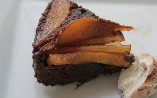 1. Этап. Грушевый шоколадный пирог: 8. Дайте выпечке остыть. Затем аккуратно переверните пирог и подавайте к столу, разделив на порции. Он прекрасно сочетается с мороженым и взбитыми сливками. Приятного аппетита!