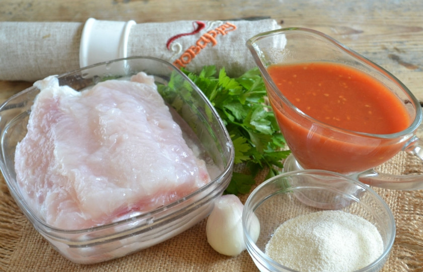 1. Этап. Рыбные тефтели в мультиварке: Подготовьте необходимые ингредиенты. Разморозьте филе пангасиуса. Очистите лук. Хорошенько помойте зелень, обсушите бумажным полотенцем.