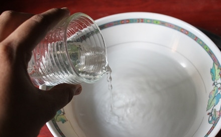 1. Этап. Шоколадно-ореховый пирог за 15 минут: 1. В миску налейте воду, отправьте ее на 1 минуту в микроволновую печь.