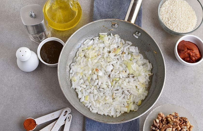 1. Этап. Харчо из говядины с ткемали: Пока мясо варится, сделайте пассеровку. Нарежьте вторую луковицу кубиками и слегка позолотите ее на масле. Нагрев ниже среднего. Помешивайте и не давайте поджариваться.