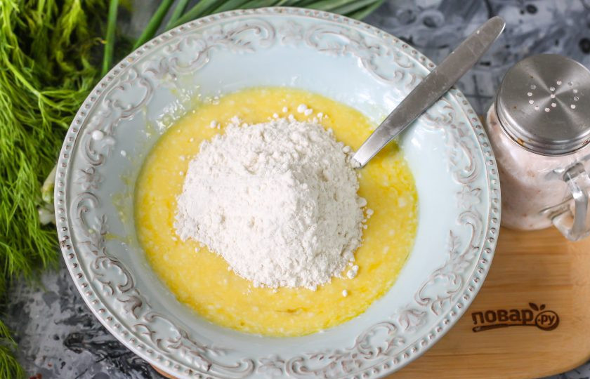 1. Этап. Ленивые оладьи: Всыпьте пшеничную муку и замесите не тугое тесто. Соду или разрыхлитель добавлять не нужно.