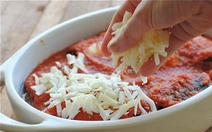 1. Этап. Инвольтини из баклажанов: 5. На всю поверхность баклажанов посыпьте моцареллу.