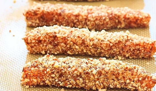 1. Этап. Рыбные палочки в миндальной панировке: 5. И выложите на противень, застеленный пергаментом или силиконовым ковриком. Сверху можно еще чуть сбрызнуть маслом и отправить в разогретую до 220 градусов духовку на 18-20 минут.