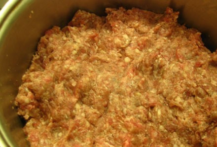 1. Этап. Зразы с яйцом в духовке: В отдельную миску выкладываем фарш и добавляем к нему размоченный хлеб. Солим, перчим и хорошенько вымешиваем фарш.