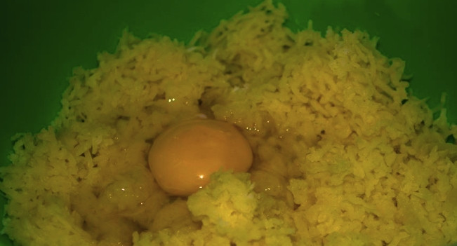 1. Этап. Картофельные рулеты в духовке: Картофель очистите и отварите. Варить картофель нужно до готовности в подсоленной воды. Затем слейте с него воду и натрите на мелкой тёрке. К этой массе добавьте яйцо и муку, хорошо её перемешайте.