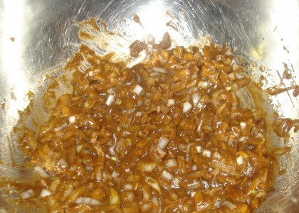 1. Этап. Запеченные свиные ребрышки в духовке: Приготовьте маринад из лука, чеснока, горчицы, соевого соуса,растительного масла. Приправьте солью и перцем.