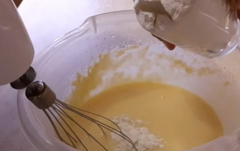 1. Этап. Трубочки для электровафельницы: Муку просейте через сито. Затем частями вводите ее к остальным ингредиентам, не переставая их постоянно перемешивать.